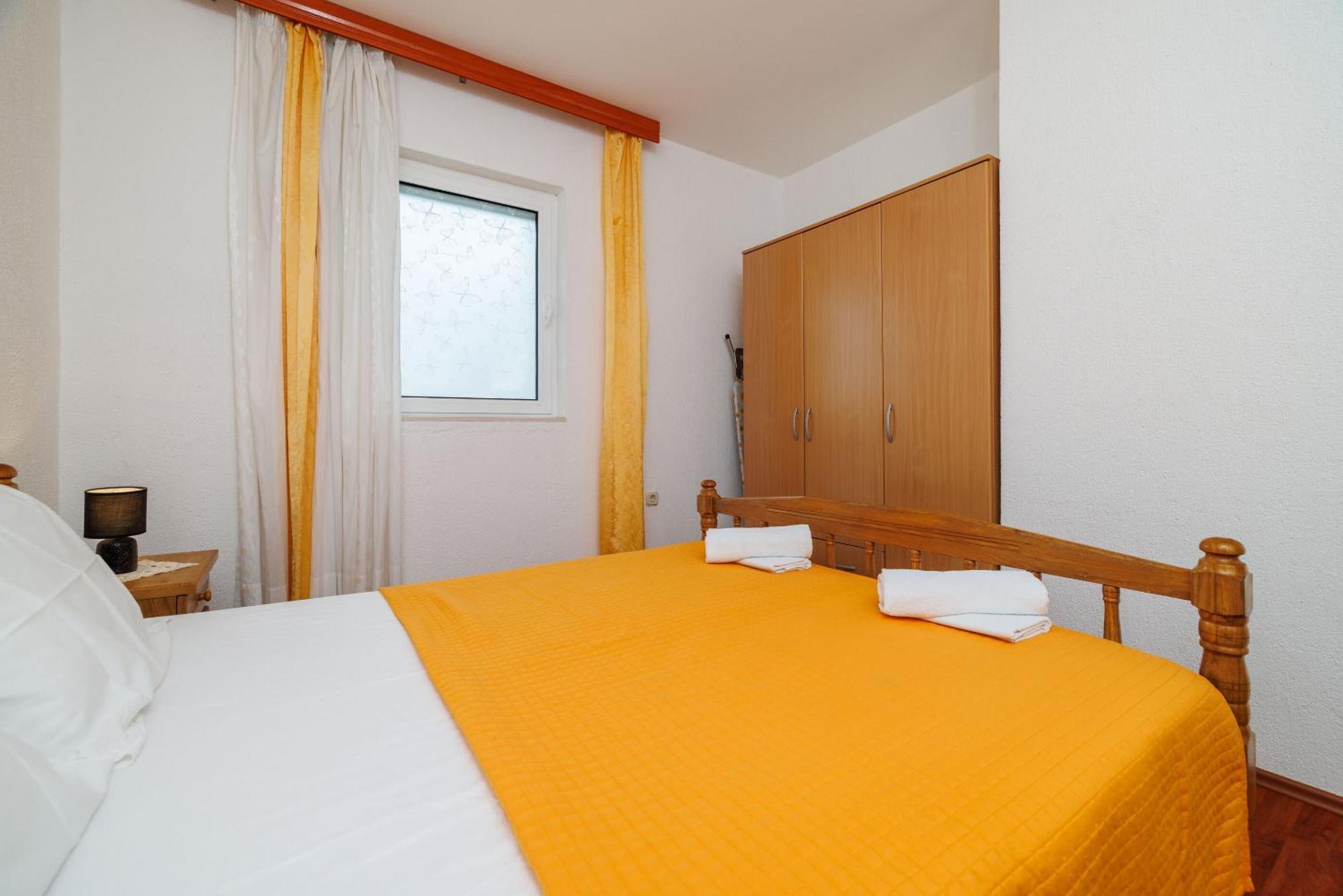 Apartments Mirela Karlobag Exterior photo
