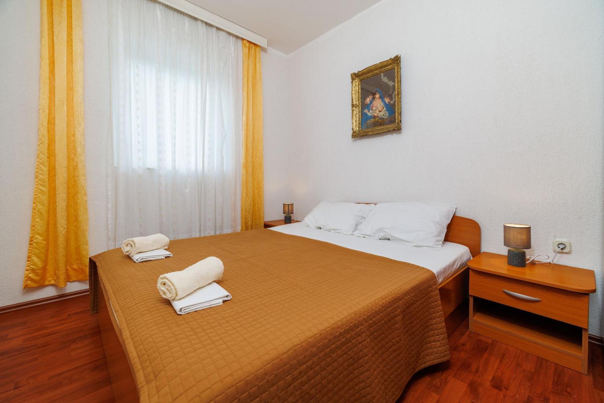 Apartments Mirela Karlobag Exterior photo