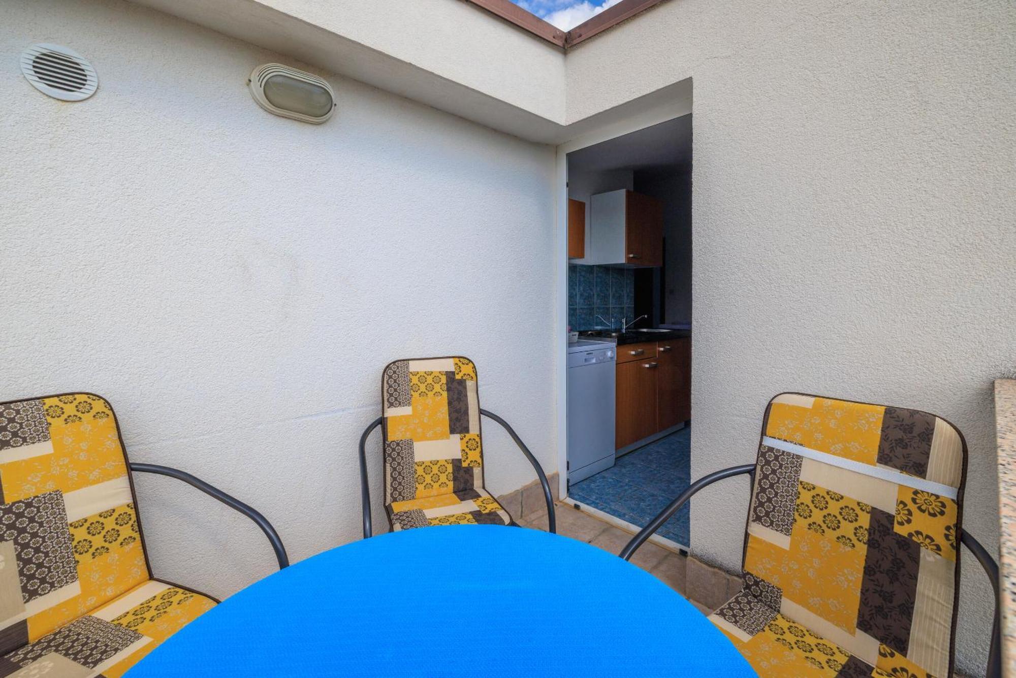 Apartments Mirela Karlobag Exterior photo