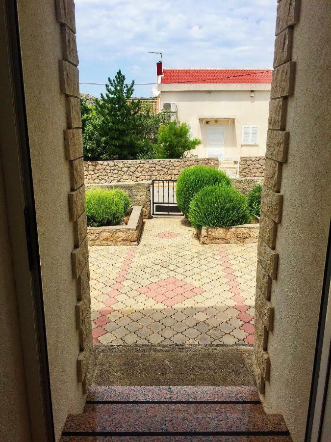 Apartments Mirela Karlobag Exterior photo